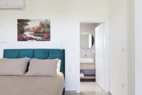 Ένα ή περισσότερα κρεβάτια σε δωμάτιο στο Blue Aura Villa, elegance & calm living, By ThinkVilla
