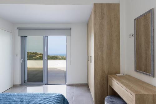 Ένα ή περισσότερα κρεβάτια σε δωμάτιο στο Blue Aura Villa, elegance & calm living, By ThinkVilla