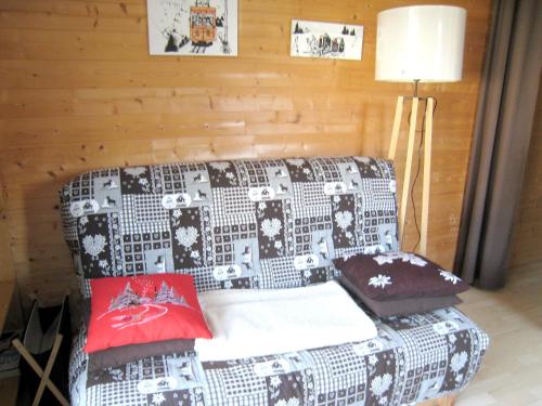 um sofá com almofadas num quarto em Appartement d'une chambre a Bernex a 50 m des pistes avec balcon et wifi em Bernex