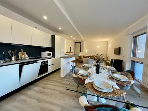 una cucina e una sala da pranzo con tavolo e sedie di San Martino Lake View Apartment a Ispra