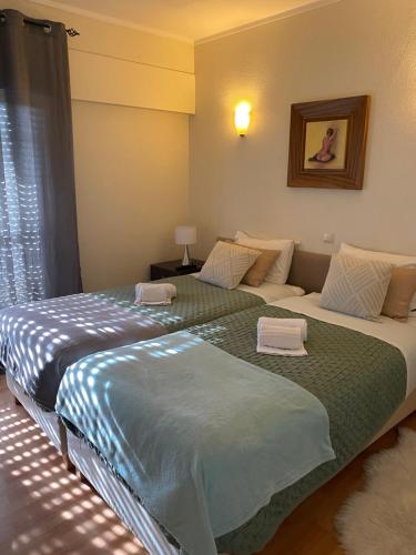 Postel nebo postele na pokoji v ubytování House Amendoeiras , Vila moura