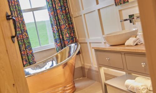 baño con lavabo y ventana en The Fleece at Ruleholme, en Carlisle