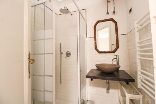 um banheiro com pia e chuveiro em Charming Large Apartment - 3 Bedroom in Trastevere em Roma