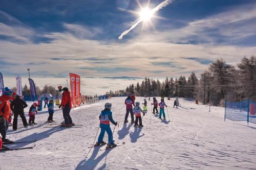 a group of people skiing on a ski slope at Piastun SPA&Wellness Krynica-Zdrój in Krynica Zdrój
