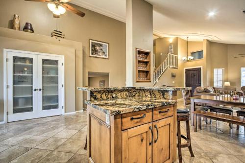 Cucina o angolo cottura di Pool, Golf Course Views Desert Oasis in Glendale