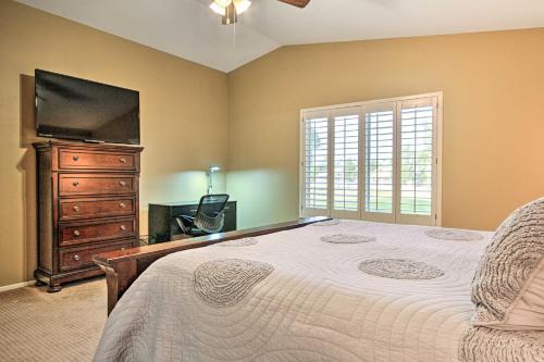 una camera con letto e comò con TV a schermo piatto di Pool, Golf Course Views Desert Oasis in Glendale a Glendale