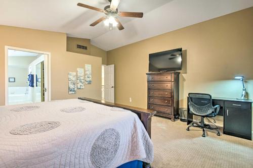 TV o dispositivi per l'intrattenimento presso Pool, Golf Course Views Desert Oasis in Glendale