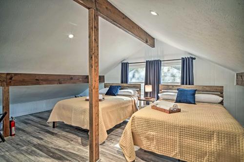 Una cama o camas en una habitación de Ten Mile Home on Watts Bar Lake with 2 Docks!
