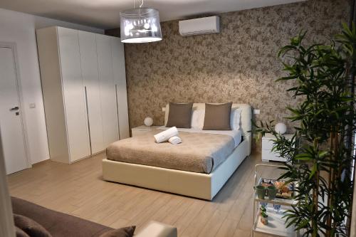 - une chambre avec un lit dans l'établissement Karol Airport Bari, à Bari Palese