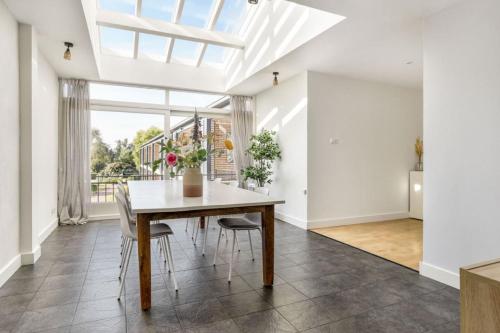a dining room with a table and chairs at Have a nice stay! - Silt14 Sfeervol vakantie appartement in Noordwijk
