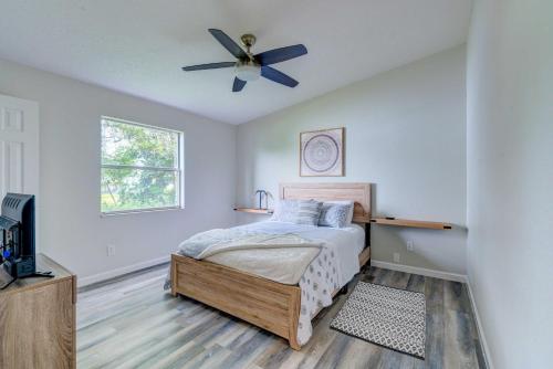 - une chambre avec un lit et un ventilateur de plafond dans l'établissement Peaceful Lady Lake Home with Screened-In Porch!, à Lady Lake