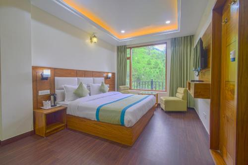 een hotelkamer met een bed en een raam bij Hotel The Paal in Shimla