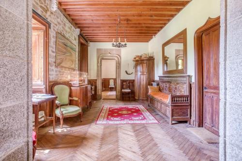 uma sala de estar com uma mesa e um espelho em Manoir de Truhelin, à 2 pas du Golfe du Morbihan em Arradon