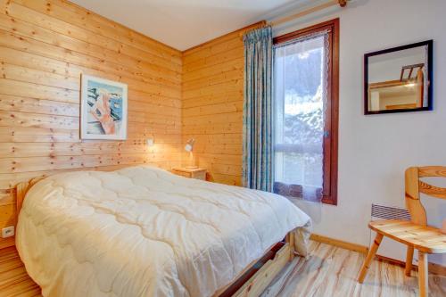 une chambre avec un lit, une fenêtre et une chaise dans l'établissement Fanyon 9, à Morzine