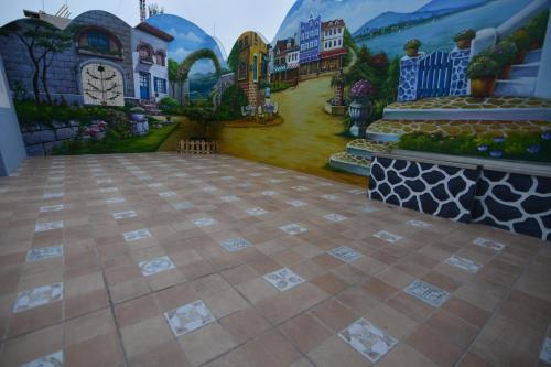 una stanza con un dipinto sul muro di Sinyuange B&B a Xinyuan