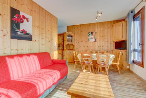 un salon avec un canapé rouge et une table dans l'établissement Fanyon 9, à Morzine