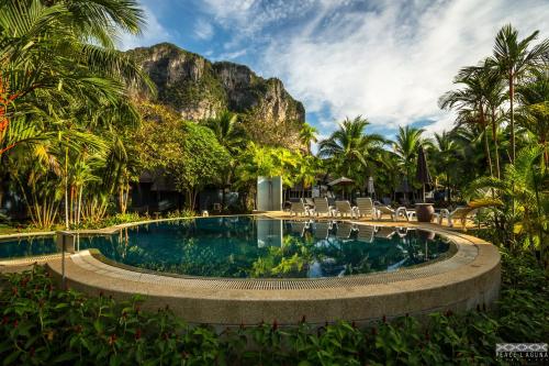 Bazén v ubytování Peace Laguna Resort & Spa - SHA Extra Plus nebo v jeho okolí