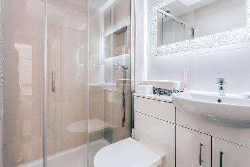Ванная комната в Luxury Inverness central apartment private parking