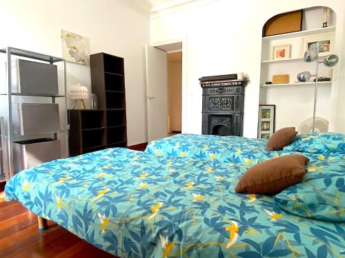 - une chambre dotée d'un lit avec une couette bleue et des poissons jaunes dans l'établissement L'appartement Notre-Dame, à Paris