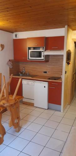 uma cozinha com um lavatório e um micro-ondas em Chez Pépino em Lanslebourg-Mont-Cenis