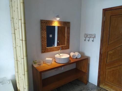a bathroom with a sink and a mirror at Suites na Casa da Praia in Ilhabela