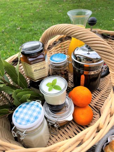 a picnic basket with jars and oranges on it at Manoir de Malagorse in Cuzance