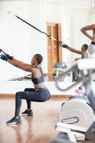 Fitness centrum a/nebo fitness zařízení v ubytování Billionaire Beach Front Apartments