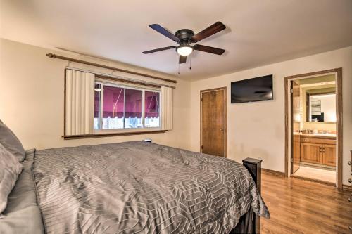 Ένα ή περισσότερα κρεβάτια σε δωμάτιο στο Spacious Family Glenwood Estates Home with Hot Tub!