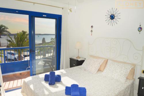 sypialnia z łóżkiem i widokiem na ocean w obiekcie Casa Maresía Las Moreras con Vista Mar en primera linea y Piscina compartida w mieście Playa Blanca