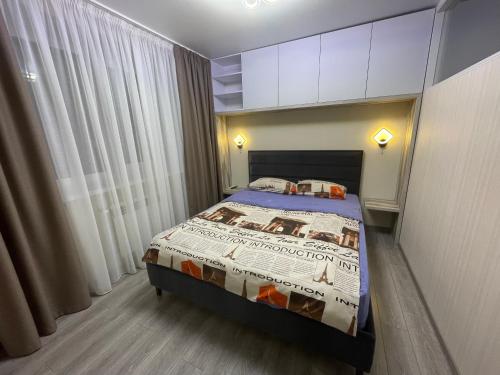 Кровать или кровати в номере Стильна квартира в новому будинку, поряд центр та р. Дніпро