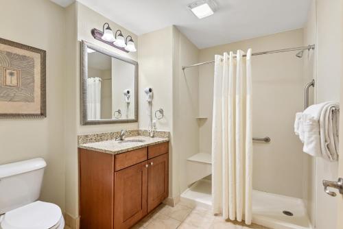 ein Bad mit einem Waschbecken, einer Dusche und einem WC in der Unterkunft Royal Dunes in Hilton Head Island