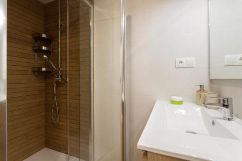 un baño con ducha y lavabo en Apartamento Zoraida Centro, en Granada