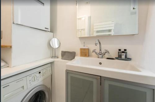 PARIS Petit appartement lumineux et atypique