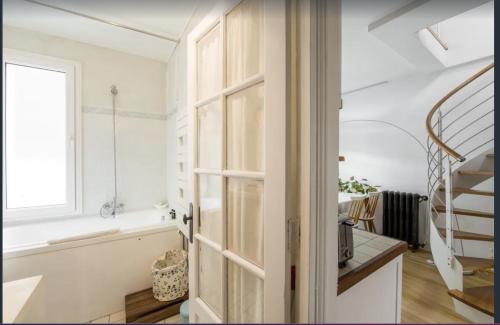 PARIS Petit appartement lumineux et atypique