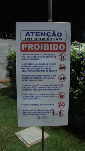 a sign for an emergency informationitiousitiousitiousitious at Lagoa Quente Flat Service in Caldas Novas