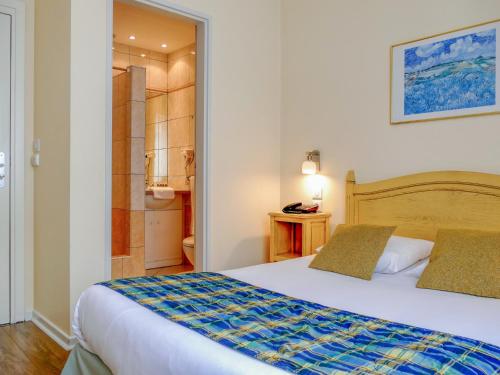 um quarto com uma cama e uma casa de banho em Hotel Berlioz Basel Airport em Saint-Louis