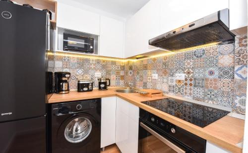 Dapur atau dapur kecil di One by One - by Grand Accommodation