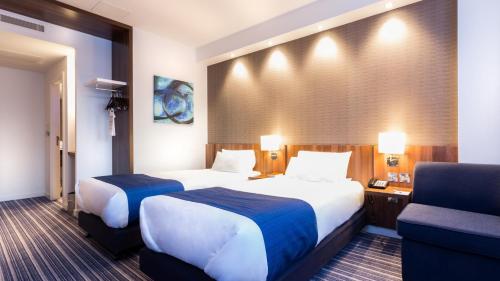 Holiday Inn Express Wakefield, an IHG Hotel tesisinde bir odada yatak veya yataklar