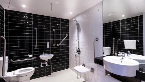 Holiday Inn Express Wakefield, an IHG Hotel tesisinde bir banyo