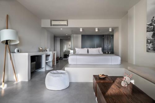 Postel nebo postele na pokoji v ubytování West East Suites