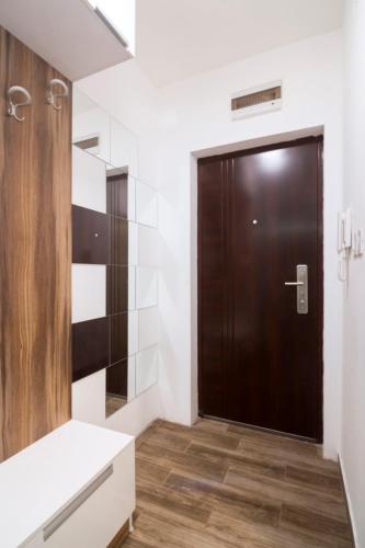 bagno con porta marrone e pavimento in legno di Arizona Dream a Novi Sad