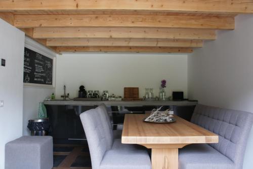 een eetkamer met een tafel en 2 stoelen bij B&B en Boshuis Darthuizerpoort in Leersum