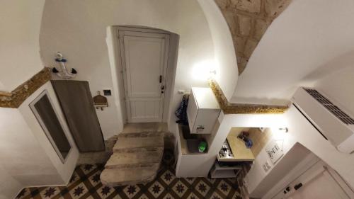una vista aérea de una habitación con una escalera y una puerta en La Casetta del Tufo, en Matino