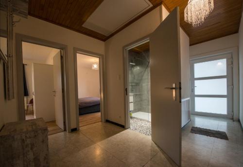 a hallway with a door leading to a bedroom at Agimon'TOIT in Hastière-par-delà