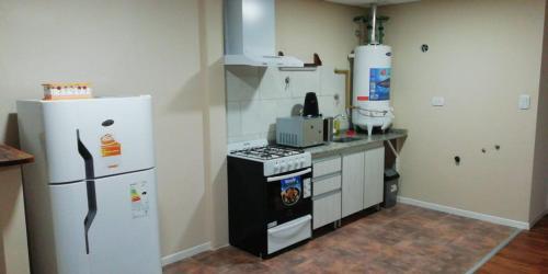 een keuken met een fornuis en een koelkast bij Nijulu in Malargüe