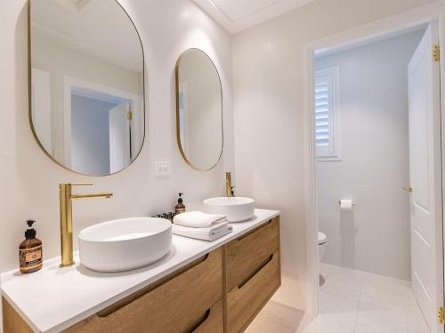 Et badeværelse på 81 Horace St - Wifi, Pool and air conditioning