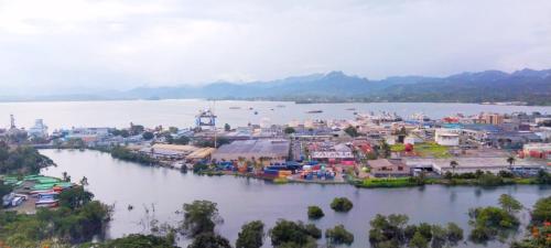 eine Luftansicht einer Stadt auf dem Wasser in der Unterkunft Sunseekers Outrigger Hotel in Suva