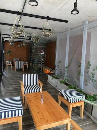 a patio with benches and a table and chairs at Moderno Apto Shift Zona 16, cerca de Embajada EEUU y Explanada Cayala in Guatemala