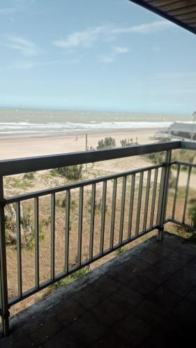 uma varanda com vista para a praia em Encantador departamento frente al mar 4 Amb em Villa Gesell