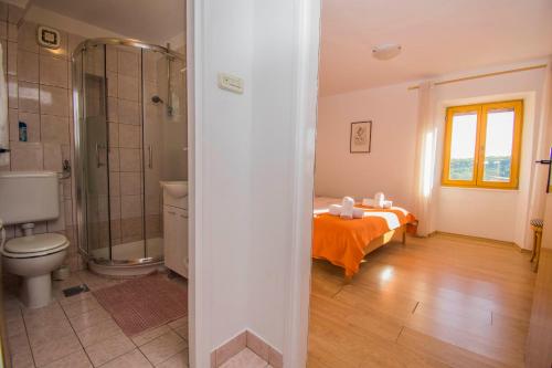 Bathroom sa Apartment IN KLANICE Dobrinj, island Krk